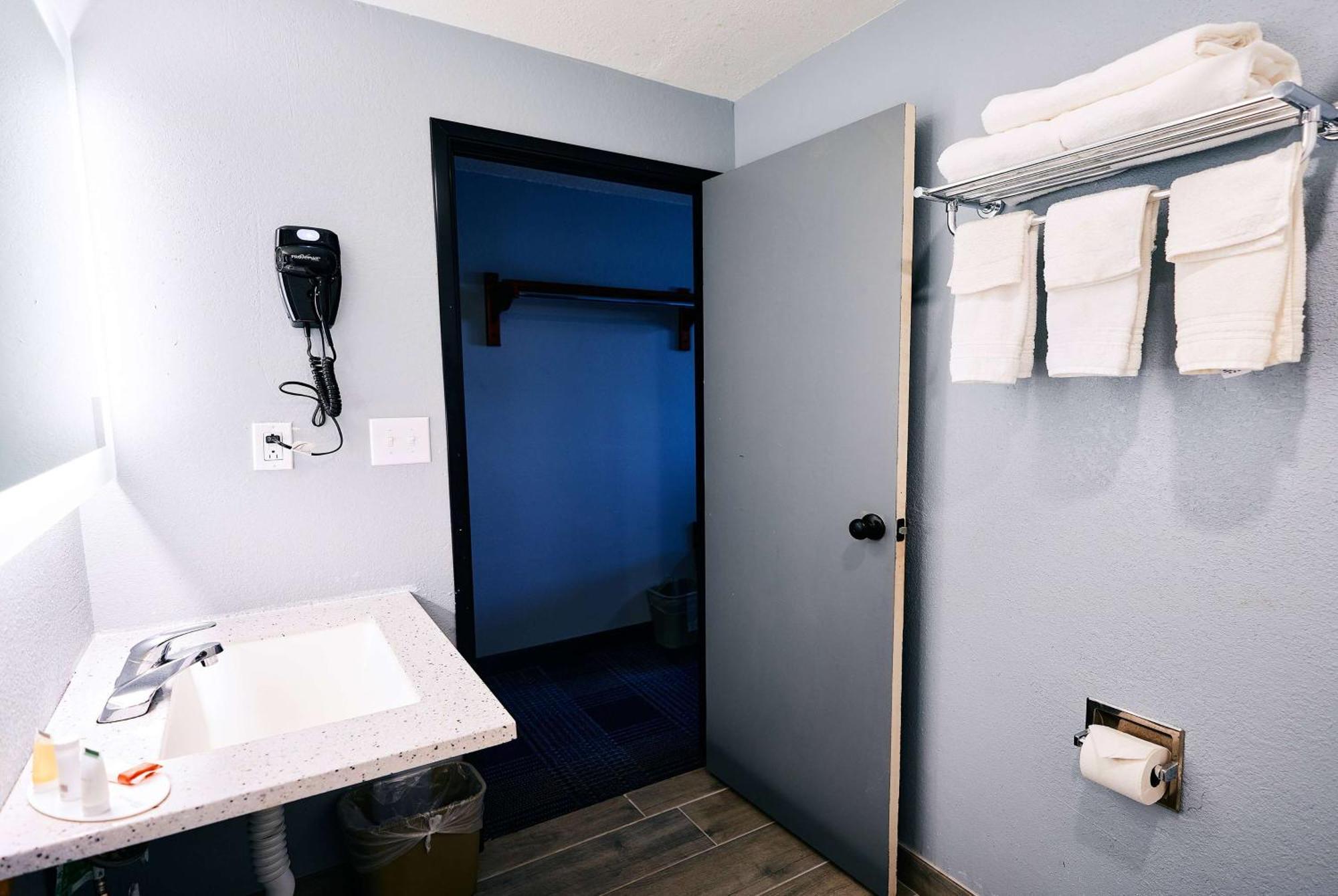 Super 8 By Wyndham Pueblo Hotel Buitenkant foto