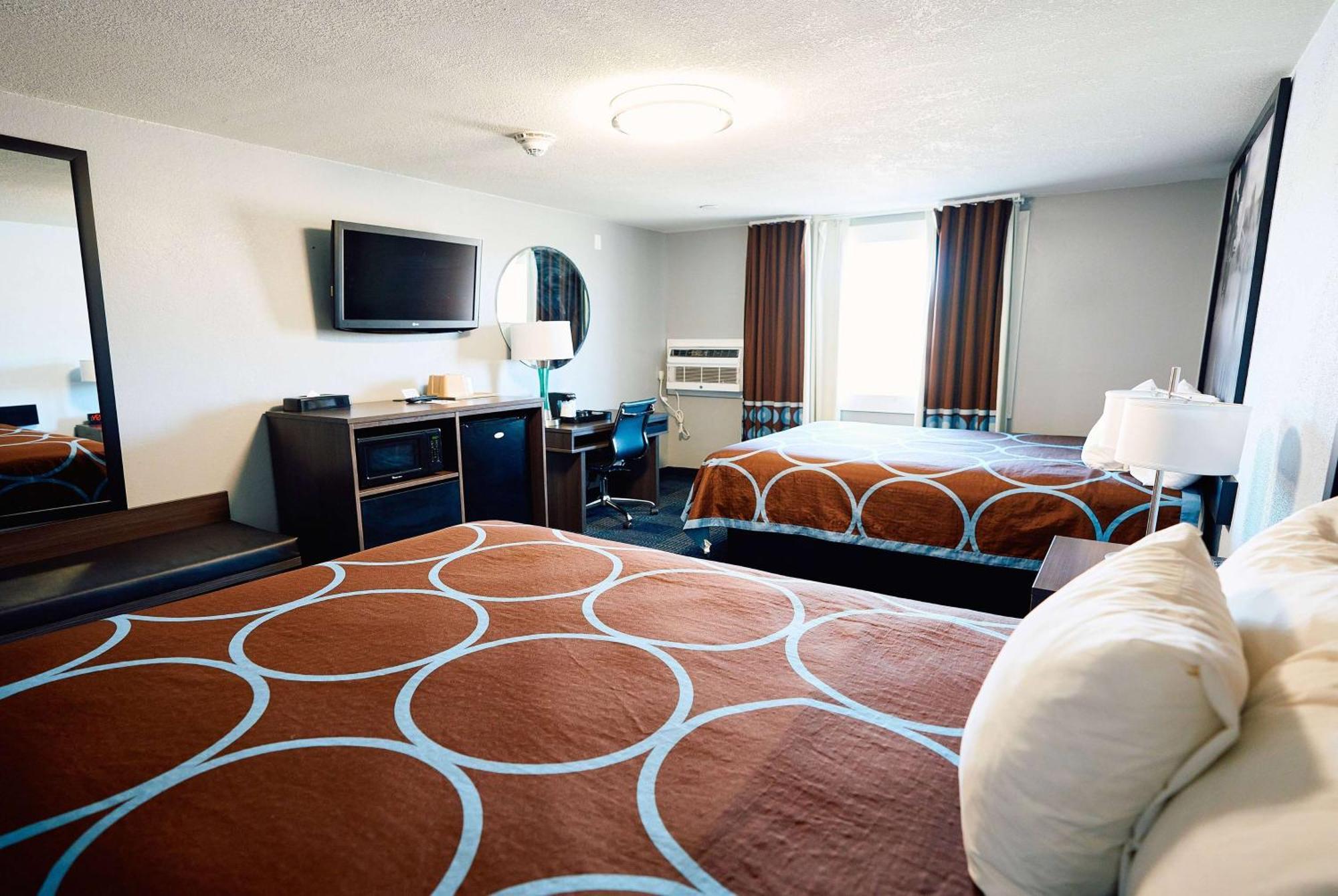 Super 8 By Wyndham Pueblo Hotel Buitenkant foto
