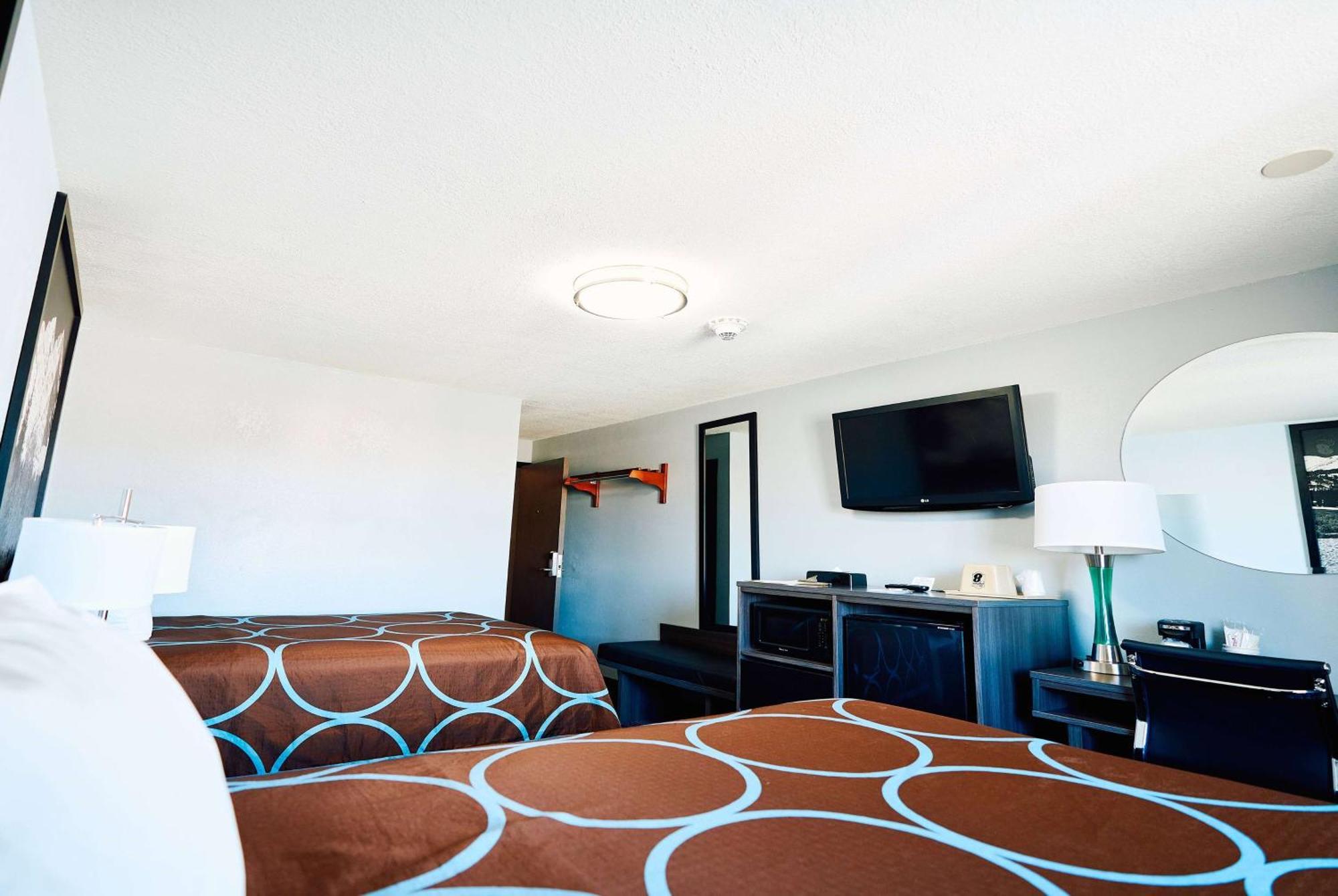 Super 8 By Wyndham Pueblo Hotel Buitenkant foto