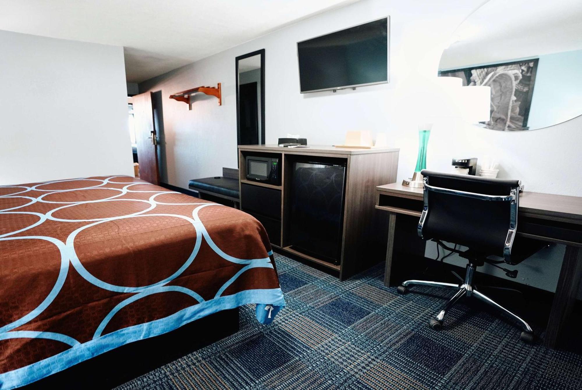 Super 8 By Wyndham Pueblo Hotel Buitenkant foto