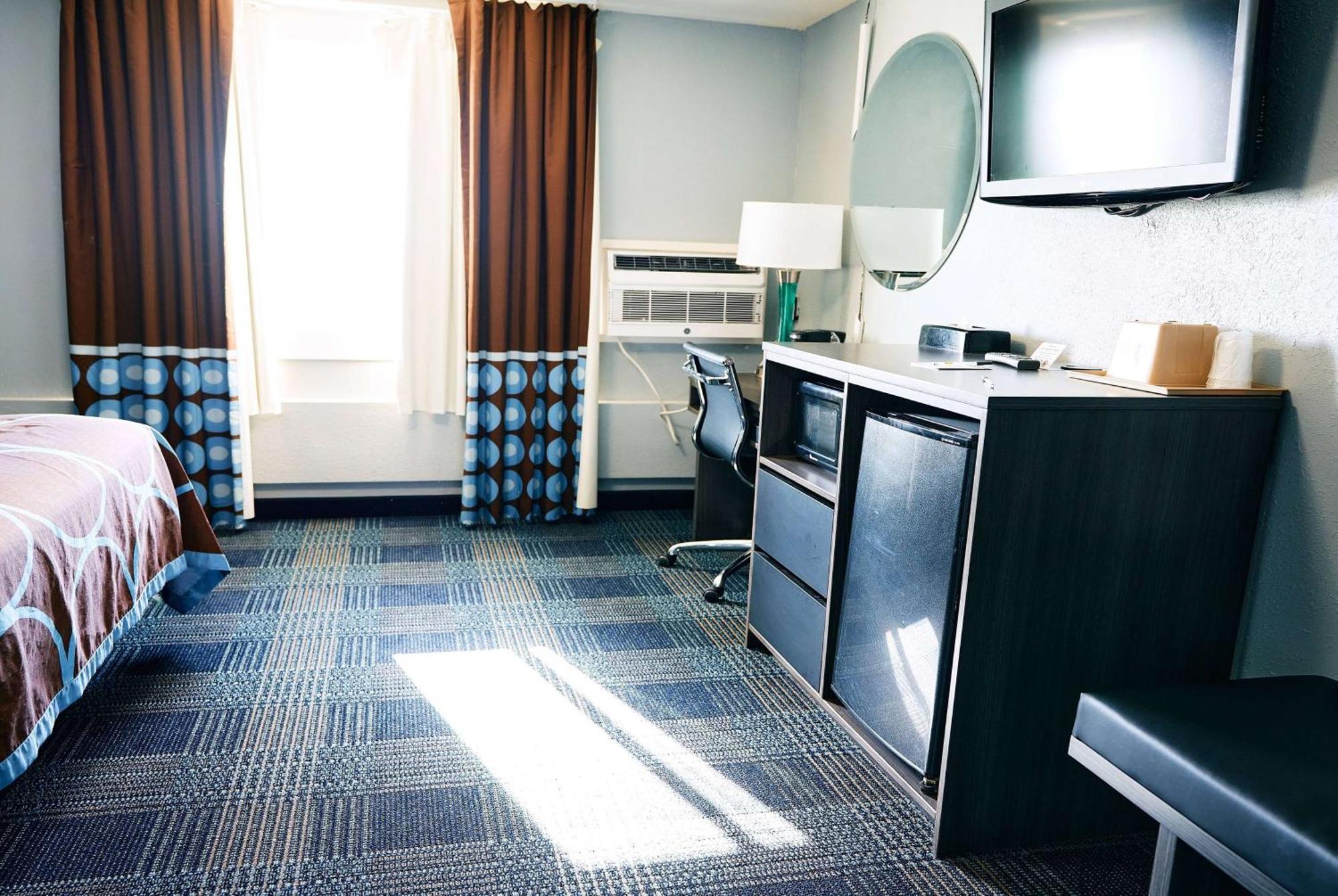 Super 8 By Wyndham Pueblo Hotel Buitenkant foto