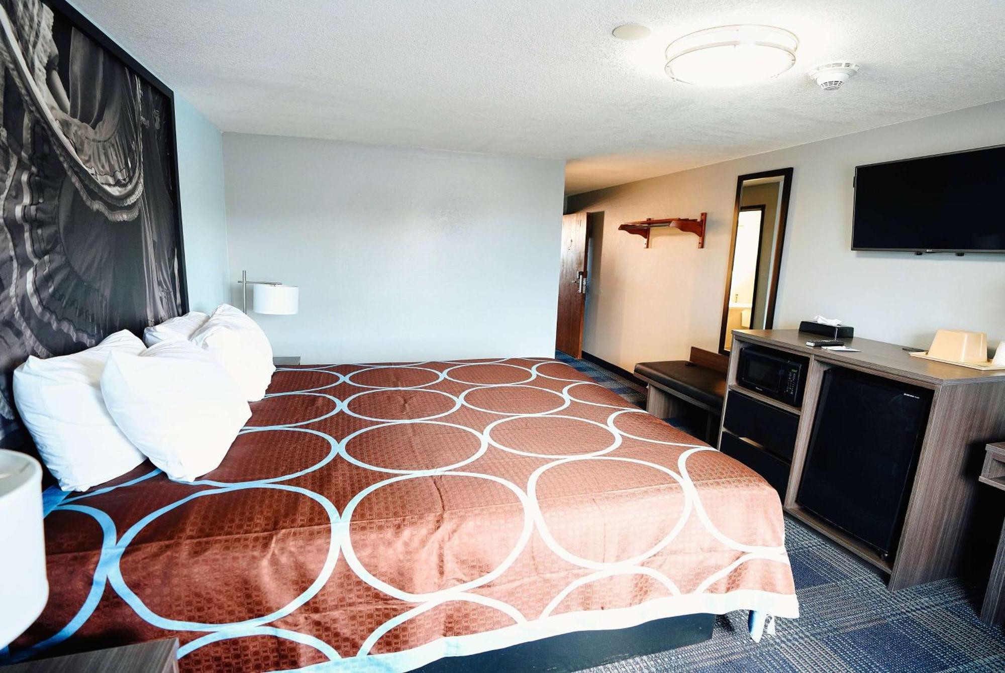 Super 8 By Wyndham Pueblo Hotel Buitenkant foto