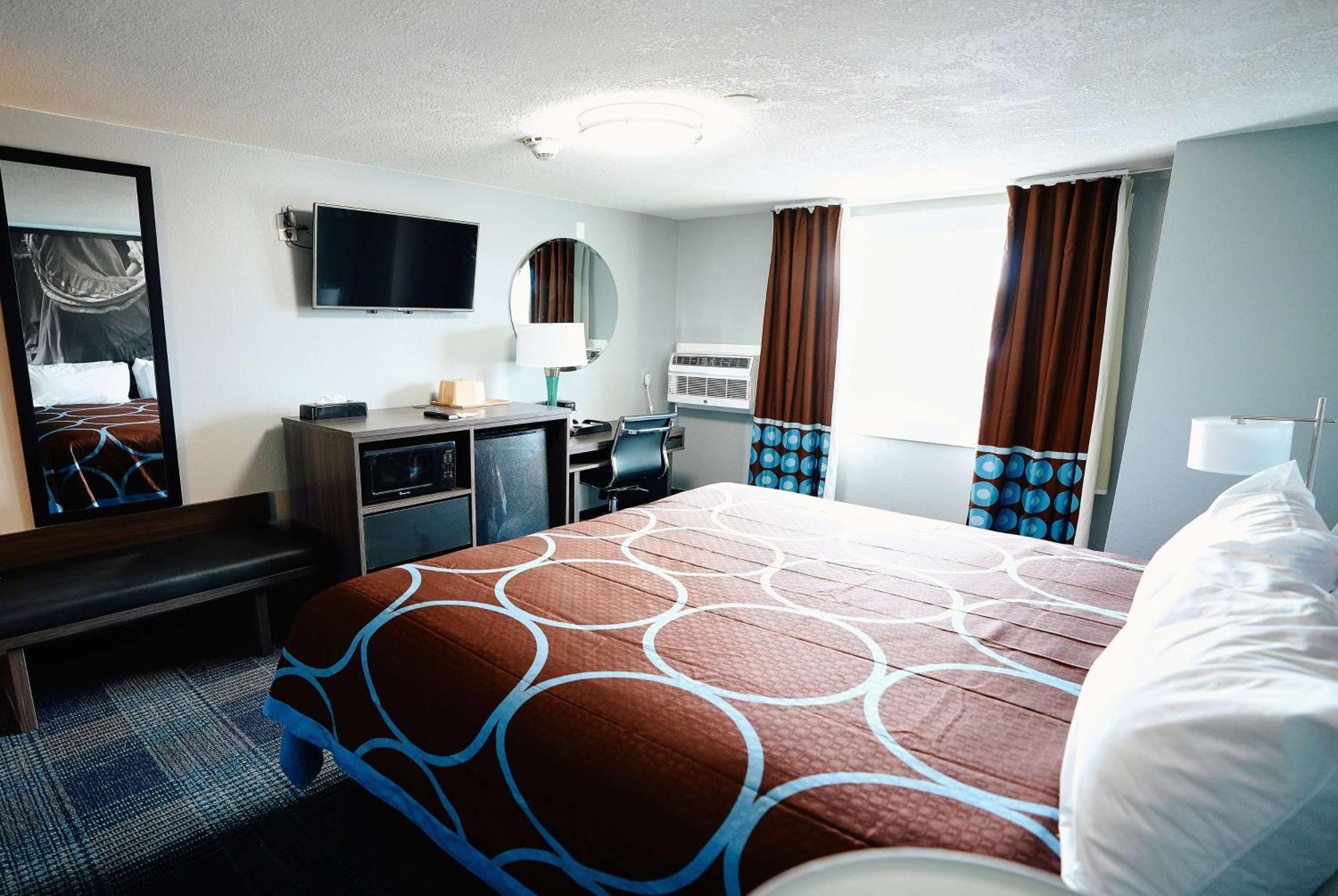 Super 8 By Wyndham Pueblo Hotel Buitenkant foto