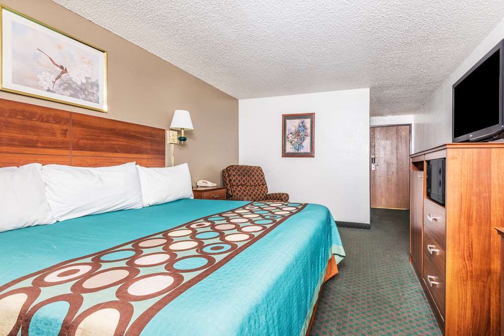 Super 8 By Wyndham Pueblo Hotel Kamer foto